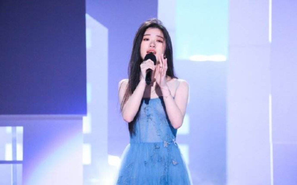 浙江音乐学院|18岁女生单依纯踏上星途:“唱哭了”的“好声音”,是天赋与无数时间的叠加