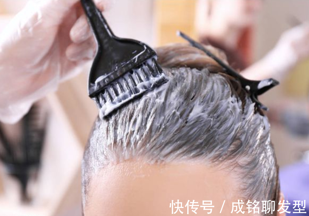 头发 黑色染发剂沾在皮肤上如何洗掉?三个小妙招,轻松擦掉染发痕迹