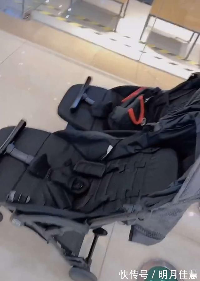 宝妈|爸妈带仨娃逛商场,爸爸怀抱成必争之地,妈妈坐小推车不香吗