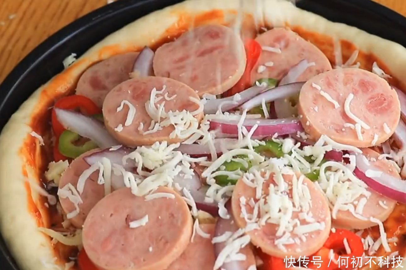 搅拌均匀|想吃披萨不用出去买，自己在家做，15块钱成本，做一次吃半月不坏