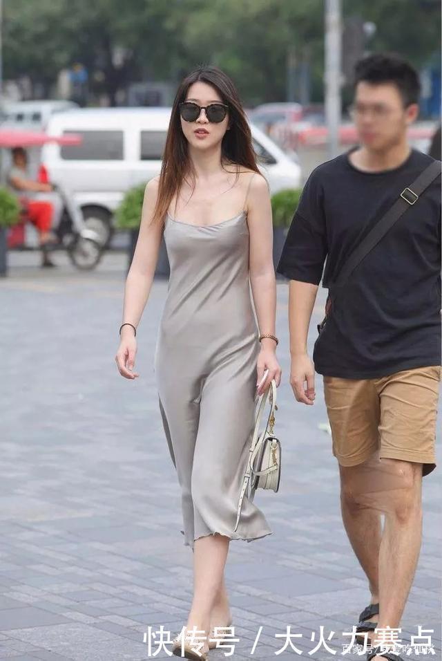 时尚|吊带丝绸长裙，显白显时尚，少女感十足