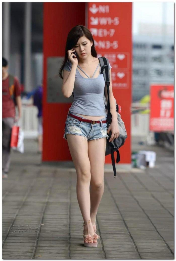 美女街拍灰色的紧身衣搭配超短热裤,让人眼前一亮