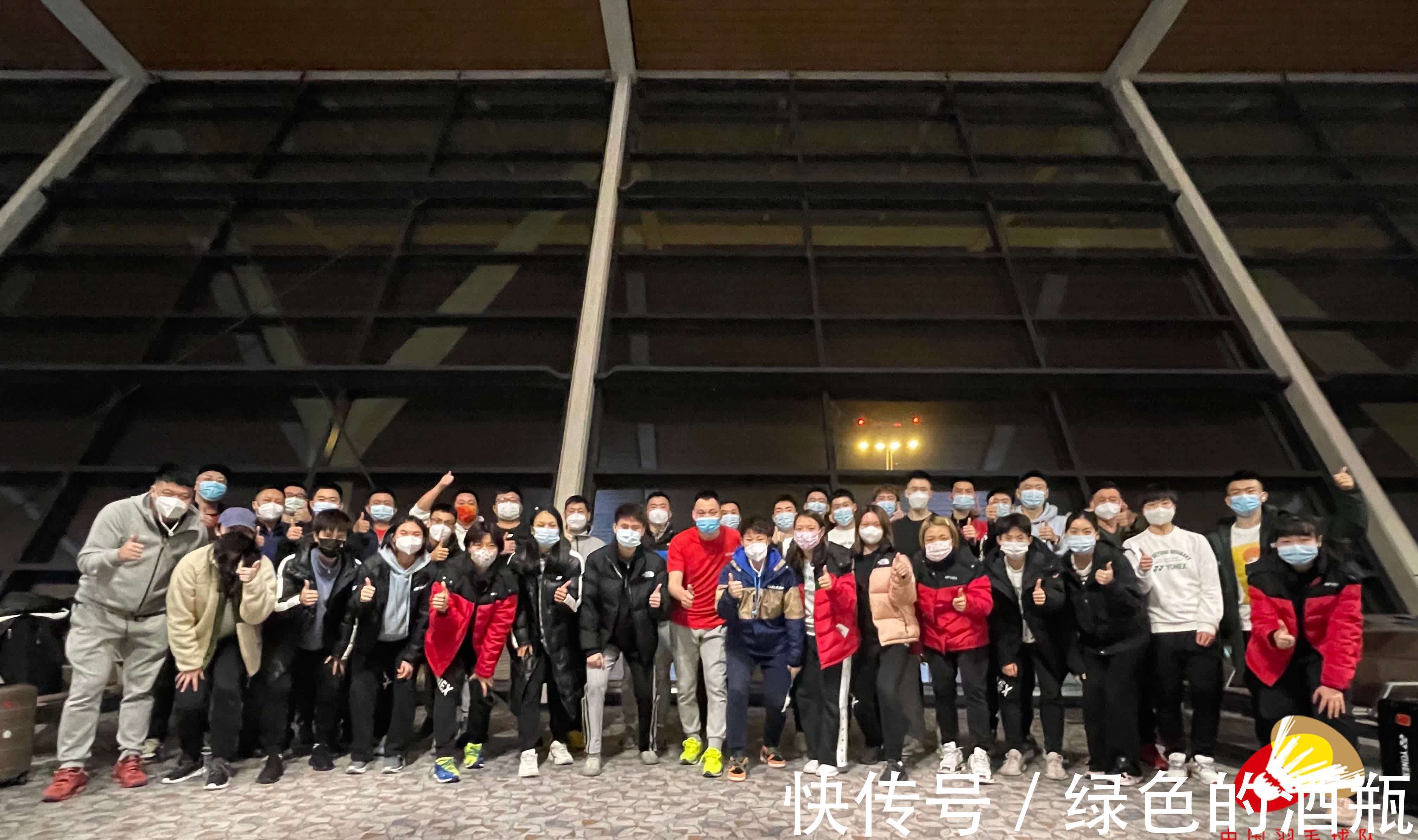 全隊(duì)|國羽耗時(shí)43小時(shí)抵達(dá)賽場(chǎng)，世錦賽沖金倒計(jì)時(shí)，賈一凡自嘲油頭滿面