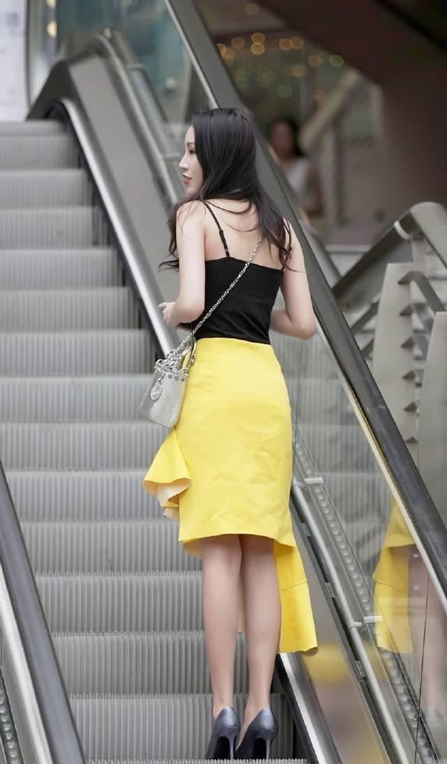 街拍美女：衣品出众的小姐姐，时尚靓丽的穿搭演绎别样之美