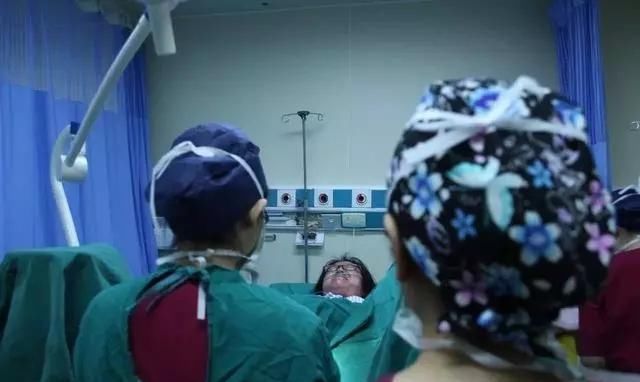 产房里,产妇痛到“喊爹骂娘”,暴躁丈夫一巴掌下去,医生傻眼了