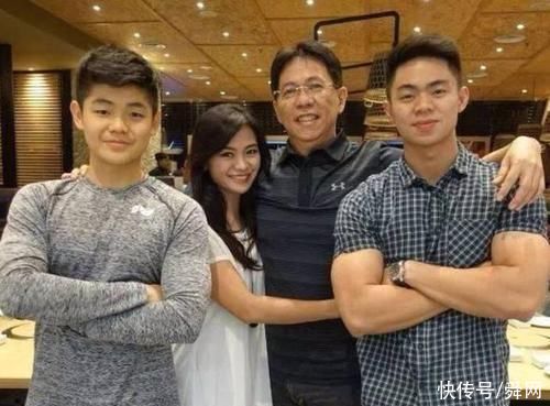 国外50岁“冻龄女神”与儿子似情侣毫无违和感，女人不注意这些，用多少化妆品都没有用