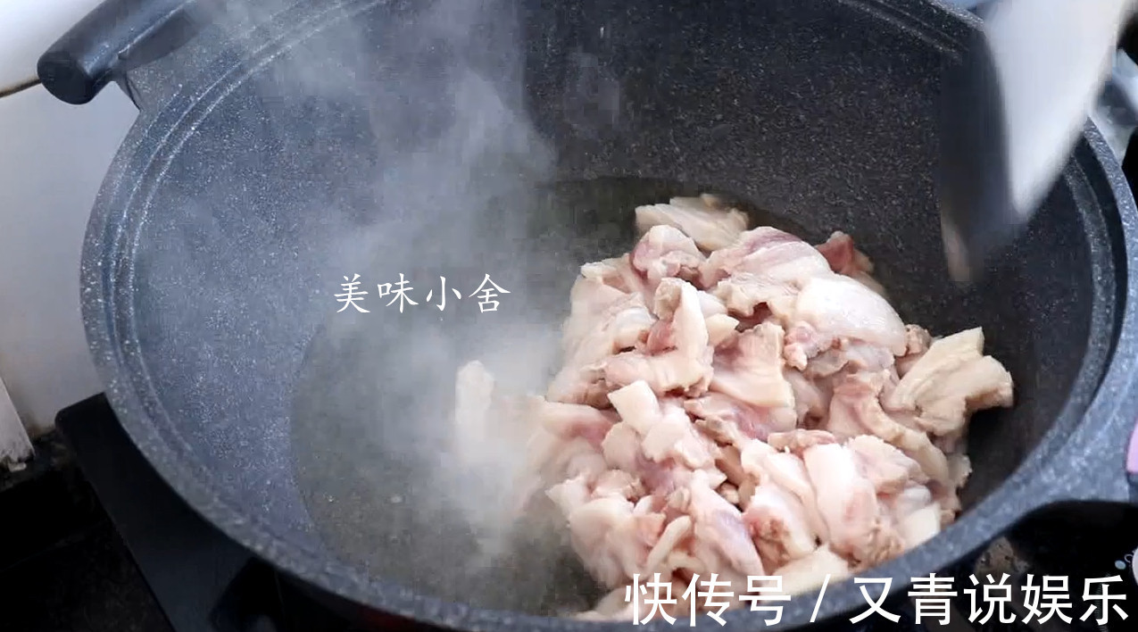 猪肉和粉条别再乱炖了,教你个农村特色吃法,一做一大盆不够吃