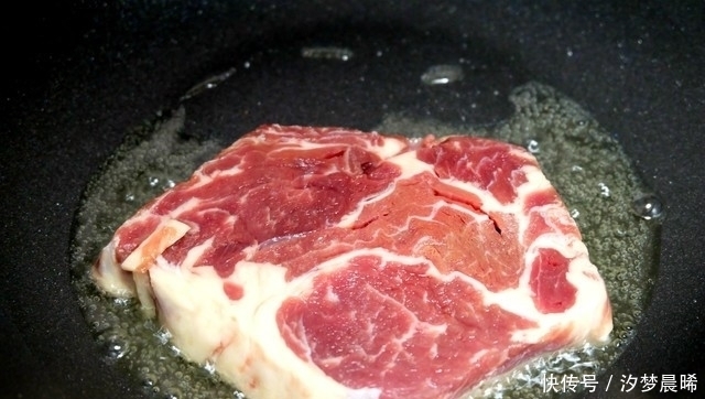 简单|牛排土豆做成家常炒菜,肉香土豆糯,做法简单营养好吃