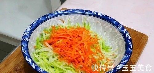 家常菜|萝卜丝更好吃的做法,打上2个鸡蛋蒸一蒸,百吃不厌