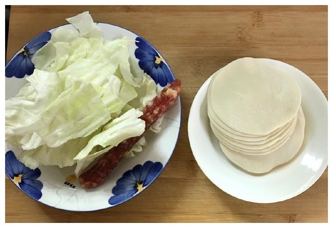 吃剩的饺子皮这么做，既当饭又当菜，老妈也直夸我真能干