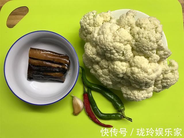 炒花菜时,有人焯水,有人过油,原来都错了,难怪炒出来不好吃