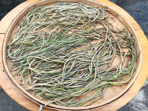 簸箕|这蔬菜1元1斤,晒干比新鲜的好吃,我家每年晒几十斤,炒肉吃最香