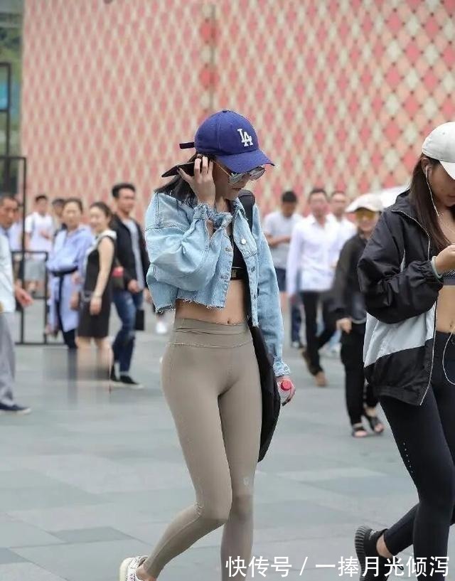 丝巾|瑜伽裤的甜美穿搭,不仅充当礼服也能驾驭时尚穿搭,身材完美