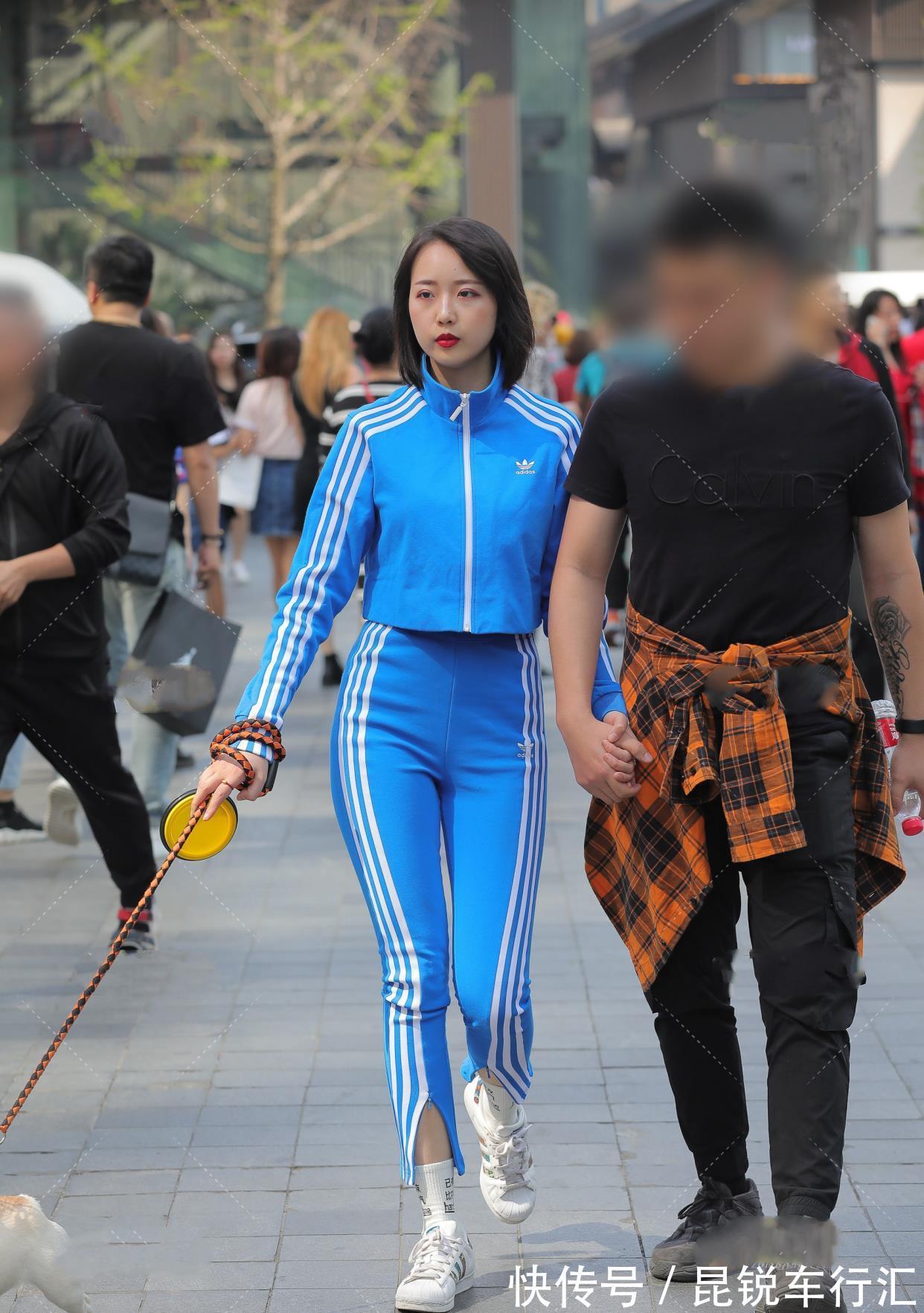 拉链 蓝色运动外套搭配蓝色运动裤,运动的女性是最美丽的