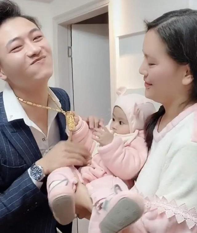 人际交往|舅舅来看宝宝,临走却被外甥抓住金链不放,萌翻了