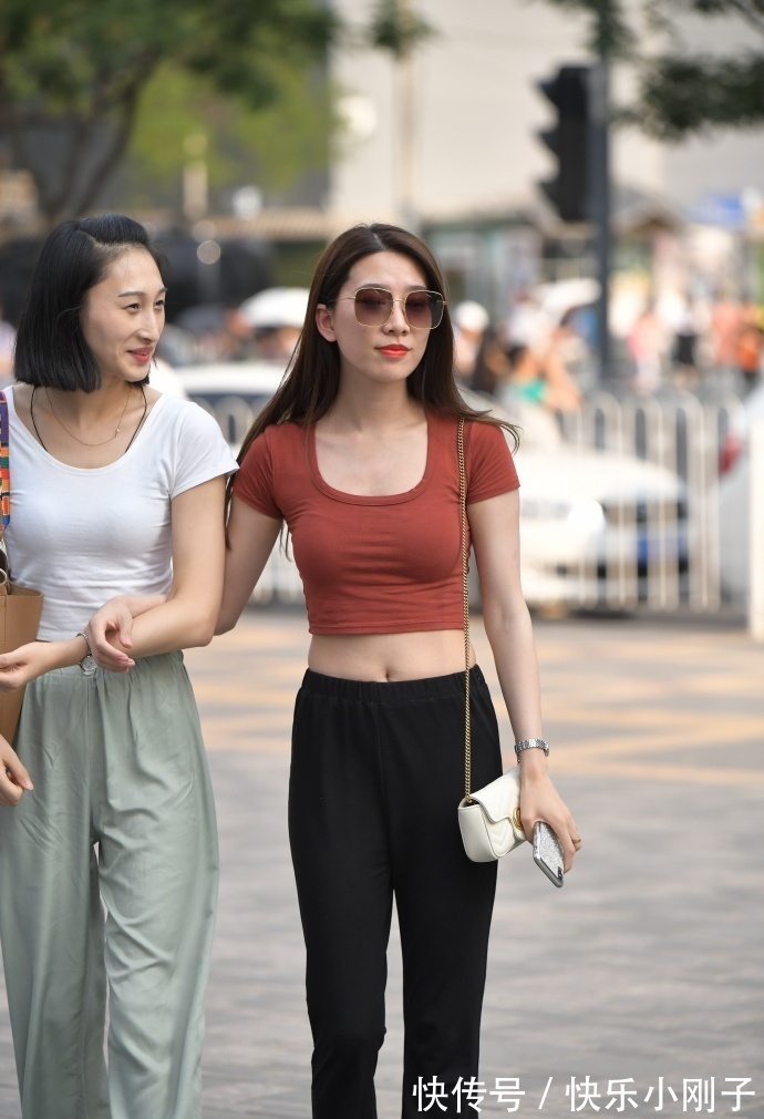 休闲风|休闲风的拖地裤穿搭,既显身材又有气质,轻松展示个人时尚气质