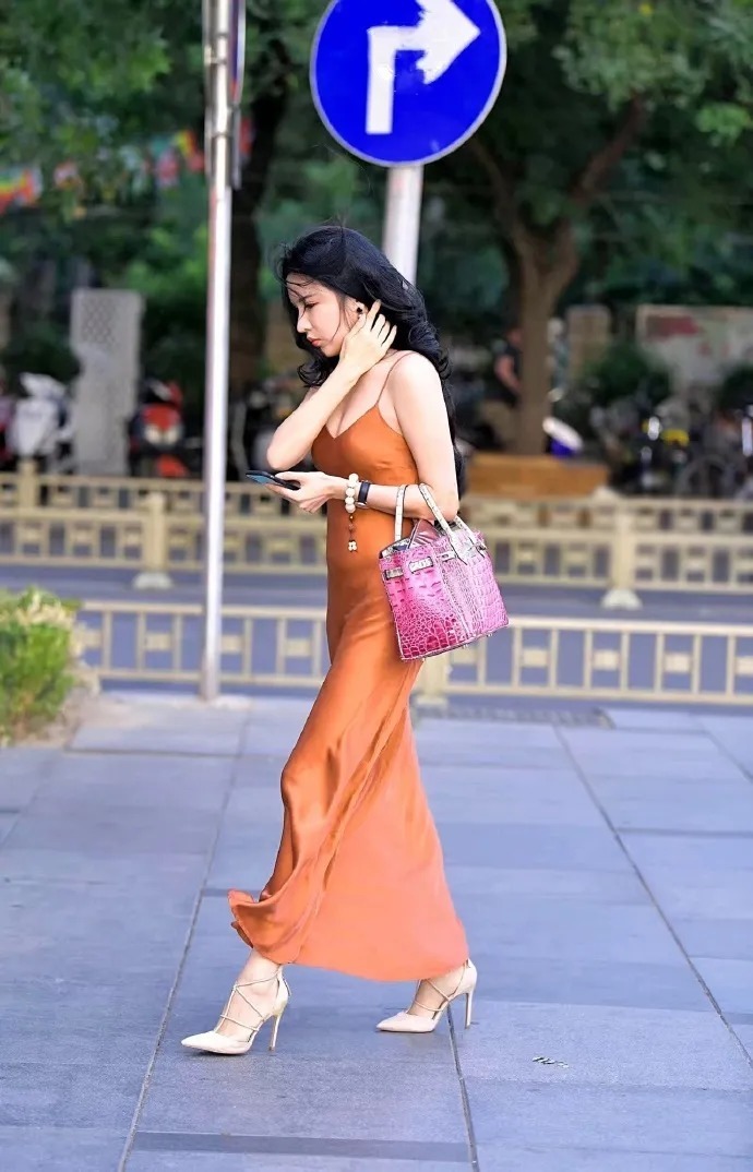 橙色|今年最流行的橙色吊带裙,美女1秒把性感穿在身上,舒适又显气质