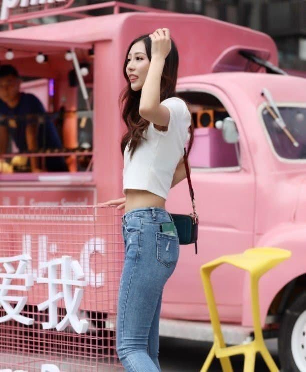 一般人买不起的椰子鞋,小姐姐将鞋跟踩扁当“拖鞋”