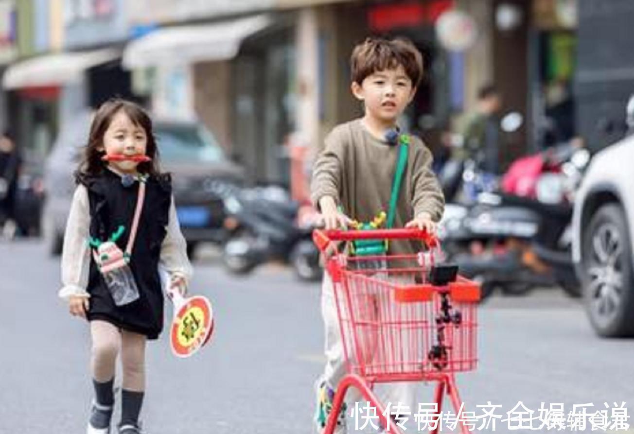 小更|弟弟打扰哥哥写作业,谁曾想却被硬生生拖出房门,网友:亲哥实锤