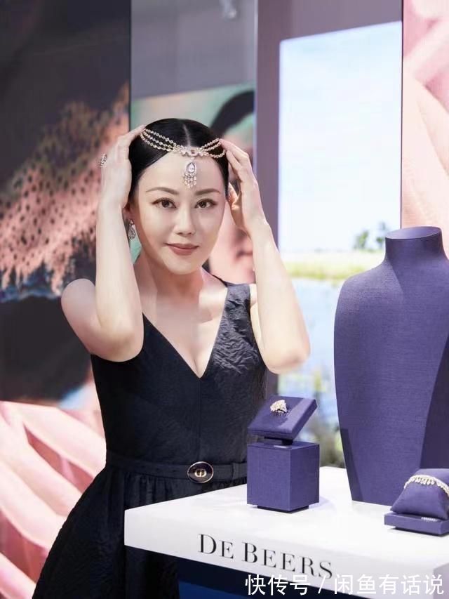 单品|章小蕙才是真名媛,圆润身材穿小黑裙显富态,30克拉鸽子蛋太闪耀