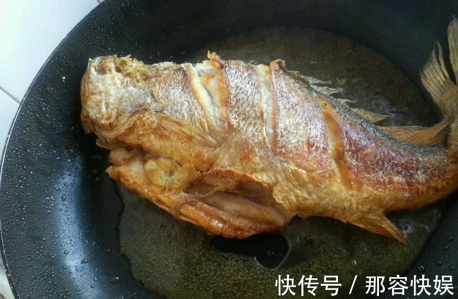 煎鱼直接下锅大错特错，教你3个小技巧，不粘锅不破皮，还特别嫩