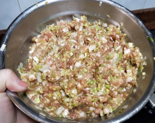 猪肉馅|调白菜馅料，白菜别再用盐杀水了，学会这招，饺子鲜香味足，好吃