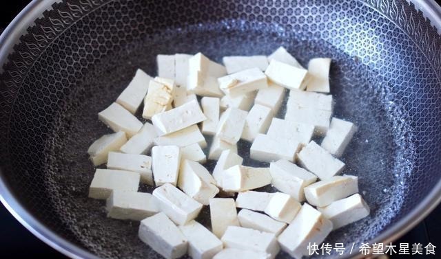 扇贝肉|冬天就爱这一锅,海鲜木耳豆腐羹,鲜香清淡又营养,常吃吃不够