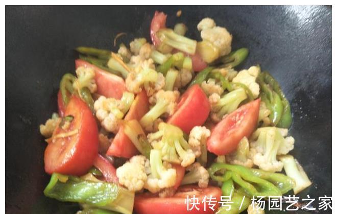 下饭|西红柿新吃法,加入菜花和辣椒,香辣下饭,吃的汤都不剩