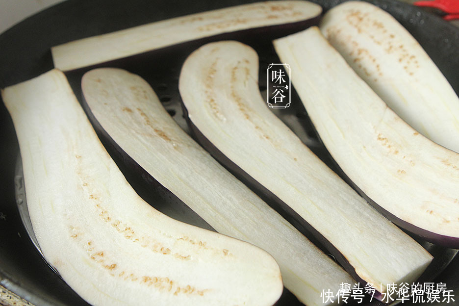 茄子|夏季吃凉拌茄子,茄子直接蒸大错特错,多加一步,茄子不黑还美味