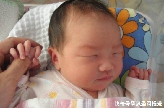 父母|婴儿出生30天, 来了''月经'', 医院检查后, 父母乐开了花
