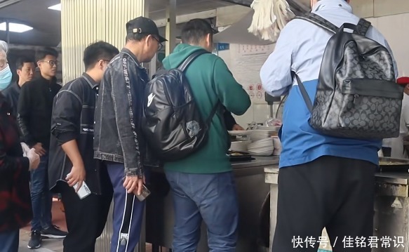 最费油|南京最费油网红小吃,一锅牛肉锅贴要用一锅油,咬一口汁水四溢!