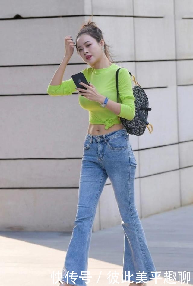 胖女孩的凉爽穿搭,休闲瘦身牛仔裤,使造型变得漂亮
