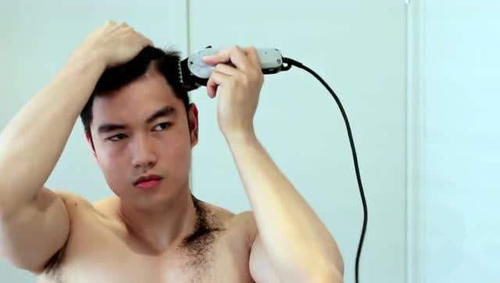 给“别人理发”和给“自己理发”有啥不同?理发师:手感完全不同