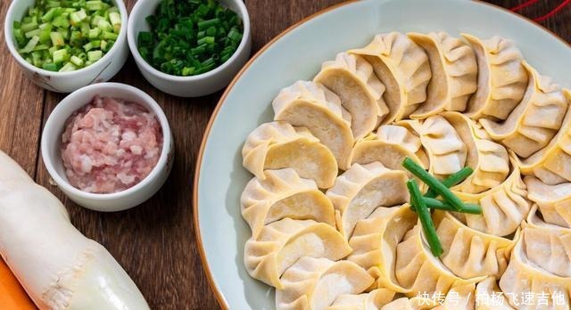 肉馅|饭店的肉馅水饺为什么鲜嫩多汁面点师告诉你调馅的方法,太香了