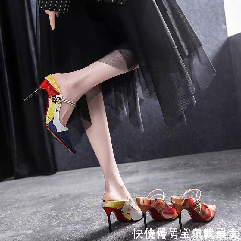 凉鞋 凉鞋怎么穿算时尚穿简约不简单的一字带凉鞋,精巧之处凸显女性魅力