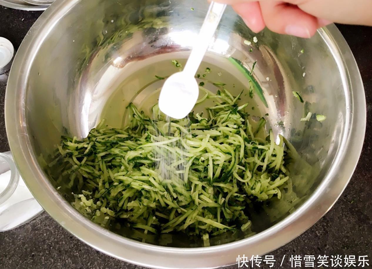 饺子馅|黄瓜别再炒着吃了,加鸡蛋做成饺子馅,清爽多汁,最适合夏天吃