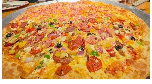 宋雨琦|宋雨琦回母校打卡最愛的披薩店,尺寸驚人,網友:確定吃得完?