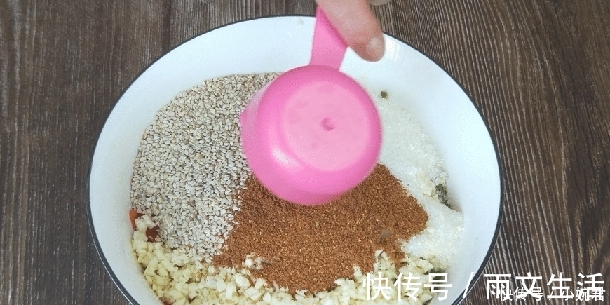 做法|“万能的蒜蓉辣酱”，教你最正宗的做法，拌啥都好吃，实在太香了