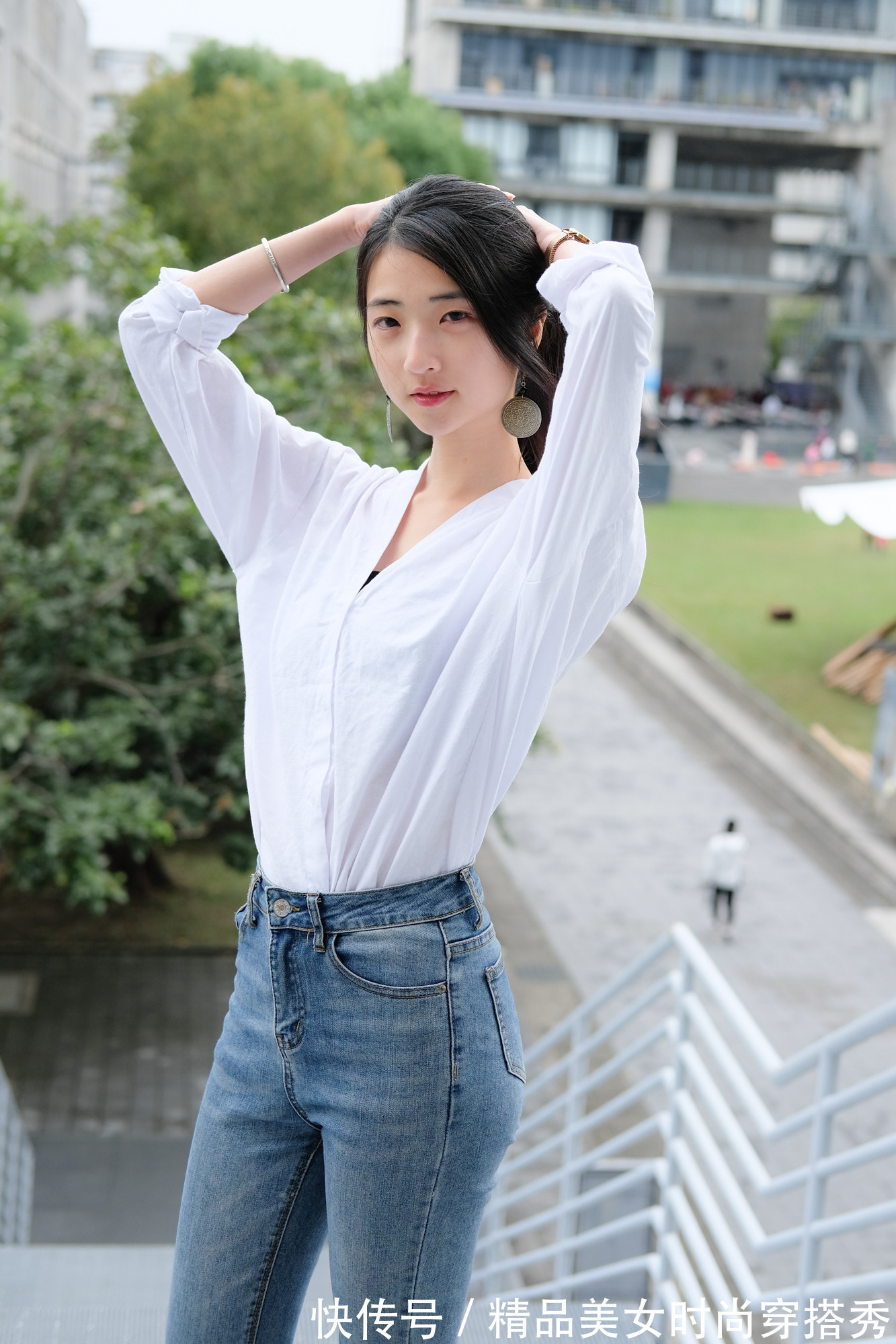 牛仔|白色衬衫下搭一条牛仔紧身裤，脚上一双小白鞋，舒适又休闲