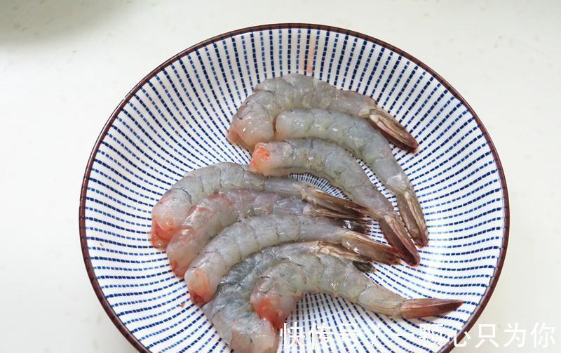 洋葱炒虾仁|冬天多给老人吃这菜，营养不腻易消化，还能延缓衰老，简单易做