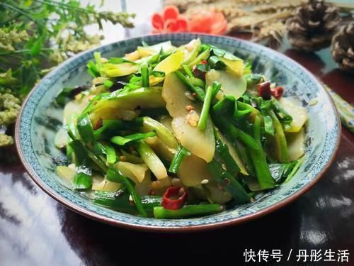 韭菜|它是天然“清肠菜”,每天吃一些,排出体内“垃圾”,腰肢变瘦了