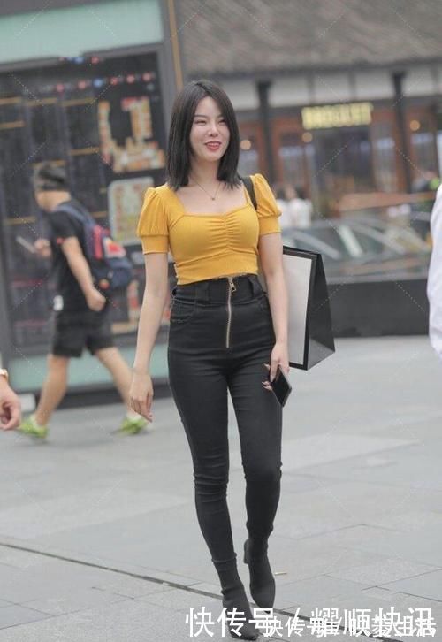 小姐姐|超高腰的牛仔裤更显腿长，搭配黑靴子，为了时尚豁出去了