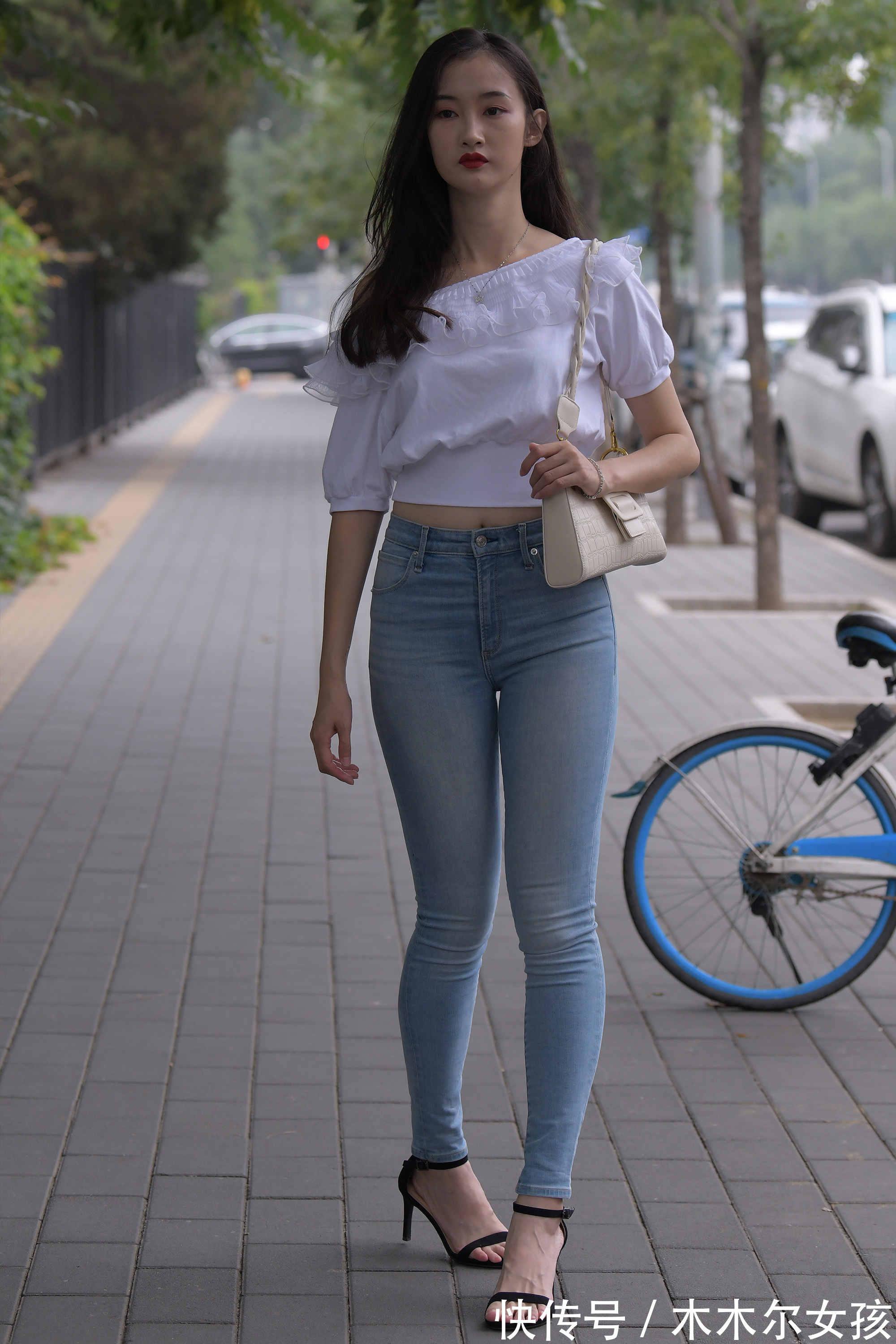 小衫 百搭型的修身牛仔裤,配上个性小衫,穿出了简约又休闲的风格