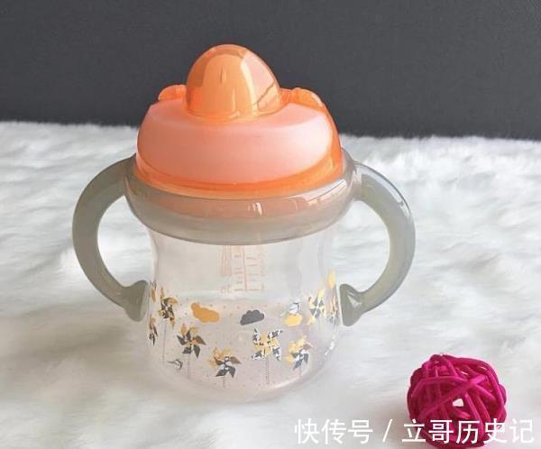 牙齿|宝宝应该多大戒奶瓶?了解“断奶杯”,开启孩子独立的新窗口