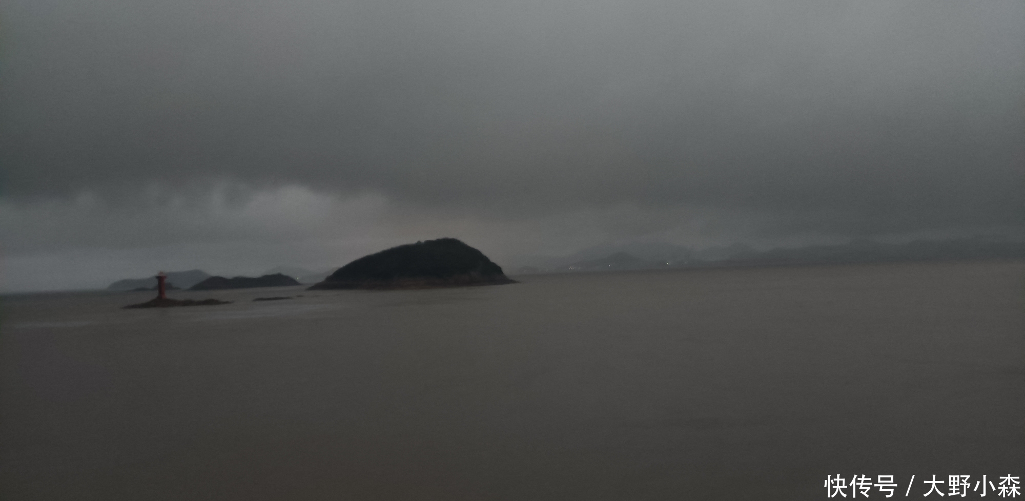 吹着海风，淋着细雨