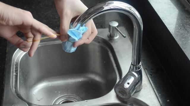洗碗池上放个一次性口罩,这样用途太棒了,一年省下不少钱,实用