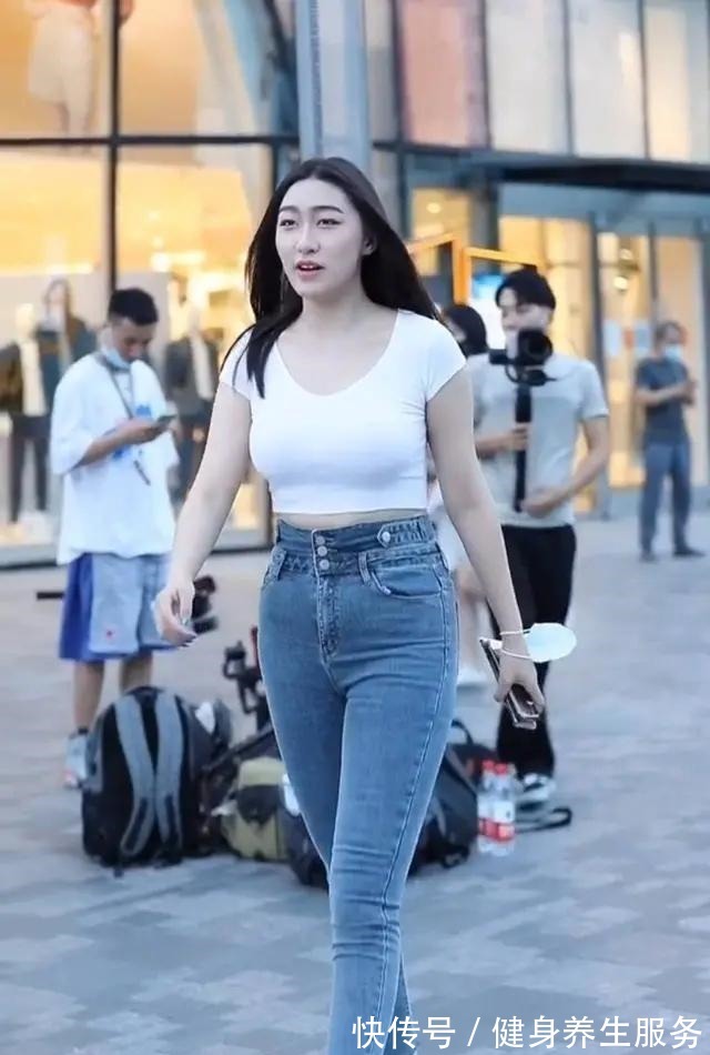 牛仔裤 蓝色打底裤搭配时尚白色上衣,去凹造型,打造女生界的泫雅风!
