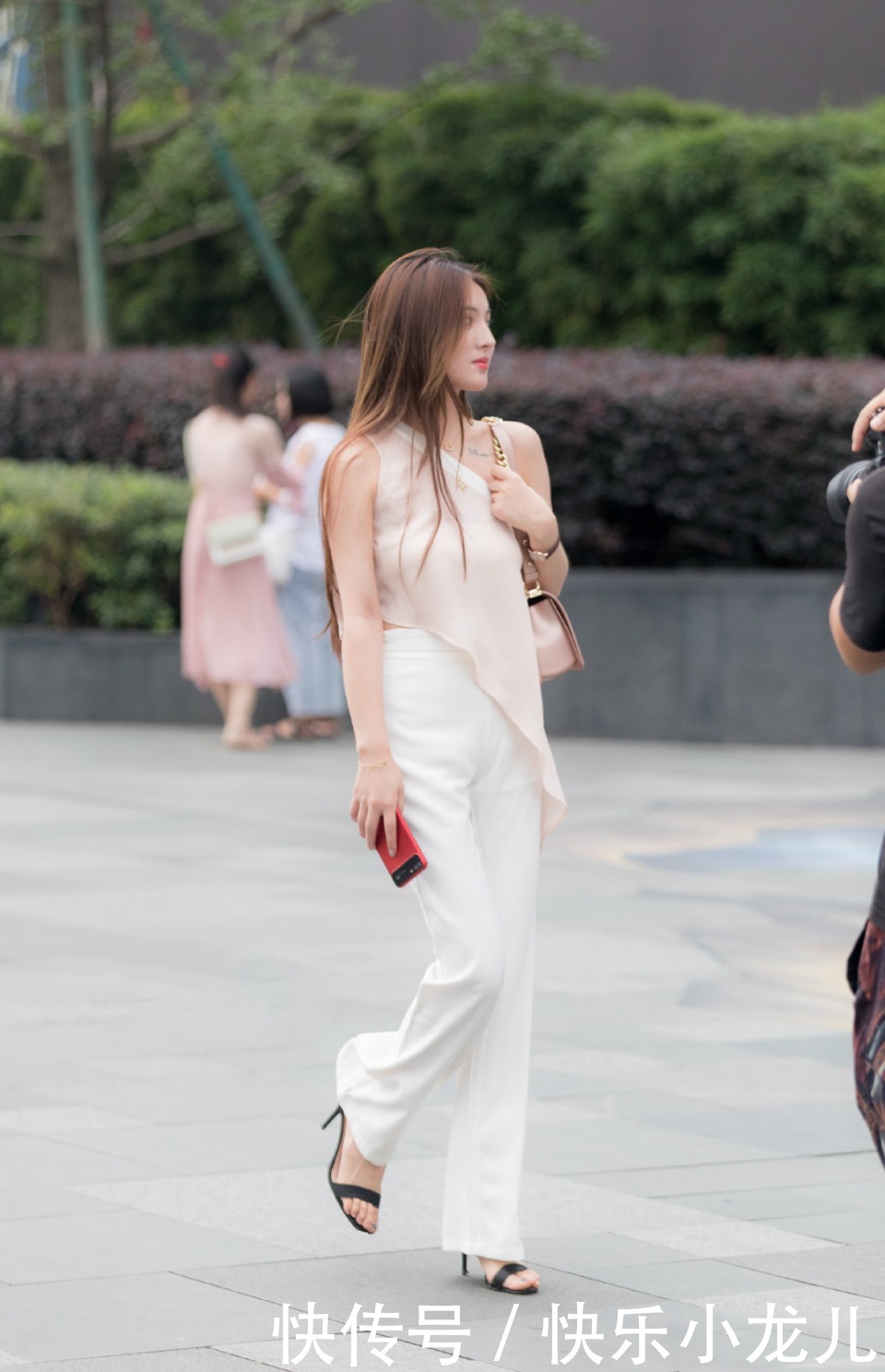 街头的时尚,白皙肌肤搭配高跟鞋,秀出性感苗条身材