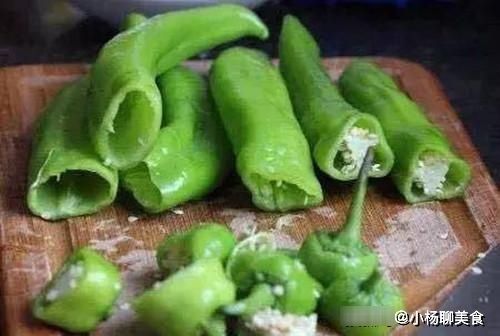 虎皮青椒|做虎皮青椒可别再直接放油，大厨说漏嘴，感觉这些年辣椒白吃了