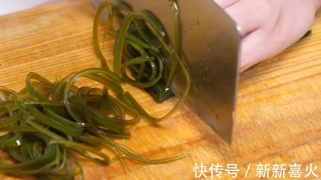 难怪饭店凉拌海带丝那么好吃，原来是这个窍门，简单易学爽口好吃一点也不腥